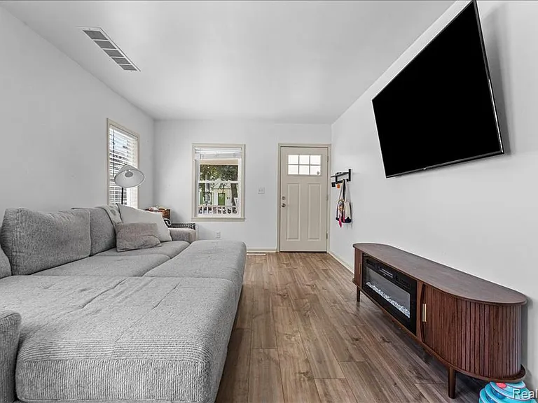 136 W Mapledale Ave — Photo 4