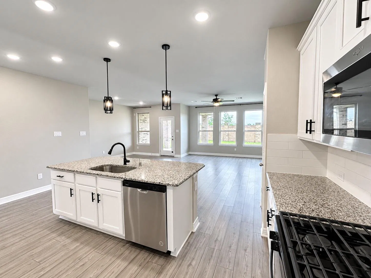 4 bed, 2.0 bath, 1942 sqft, $2,690 — Photo 2