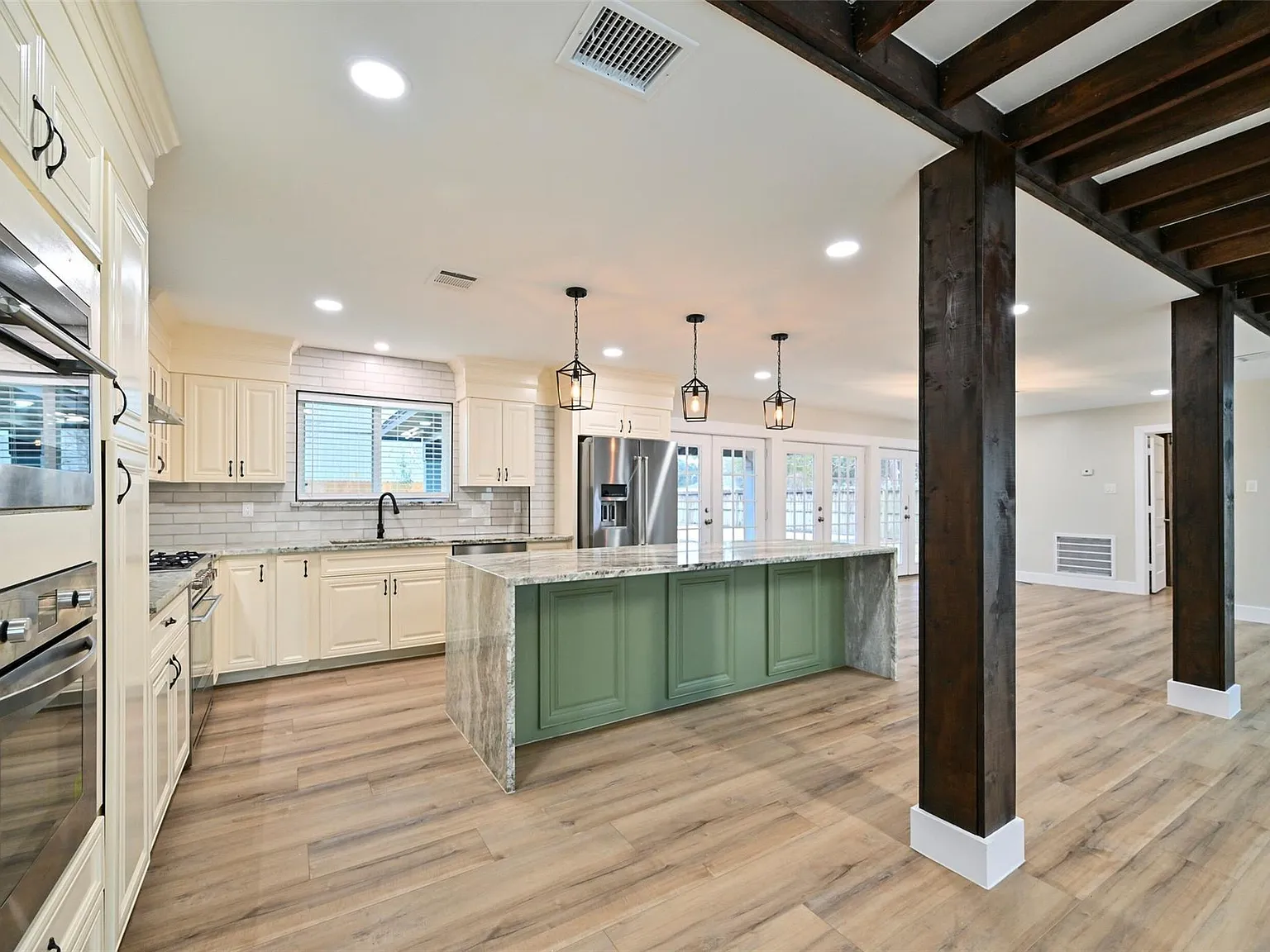 4 bed, 4.0 bath, 4150 sqft, $2,975 — Photo 4