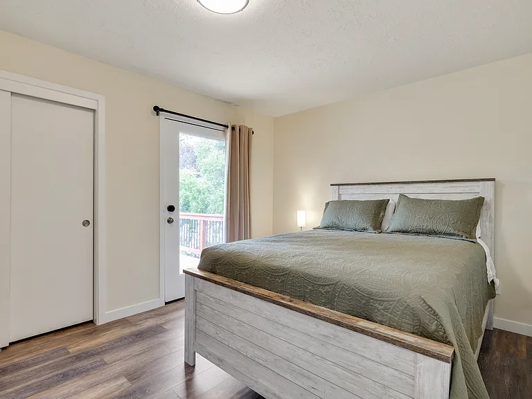 Upper Level
+3rd bedroom
+Queen bed
+Deck access
+Dresser
+Closet