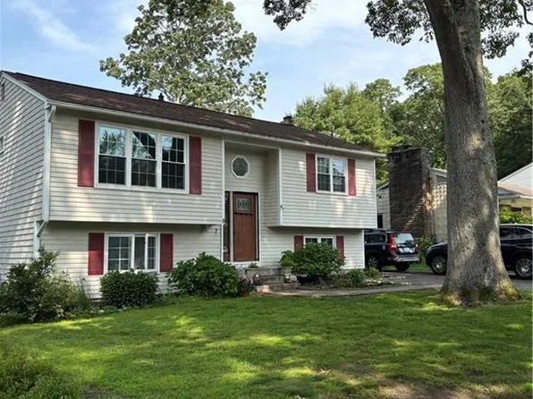 8 Sweet Fern Trl, Narragansett, RI 02882