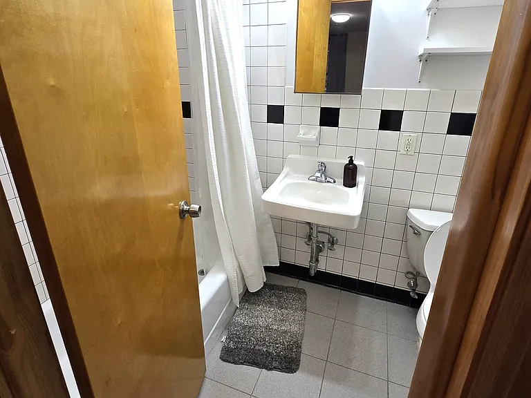 407 W 39th St #W3C — Photo 4