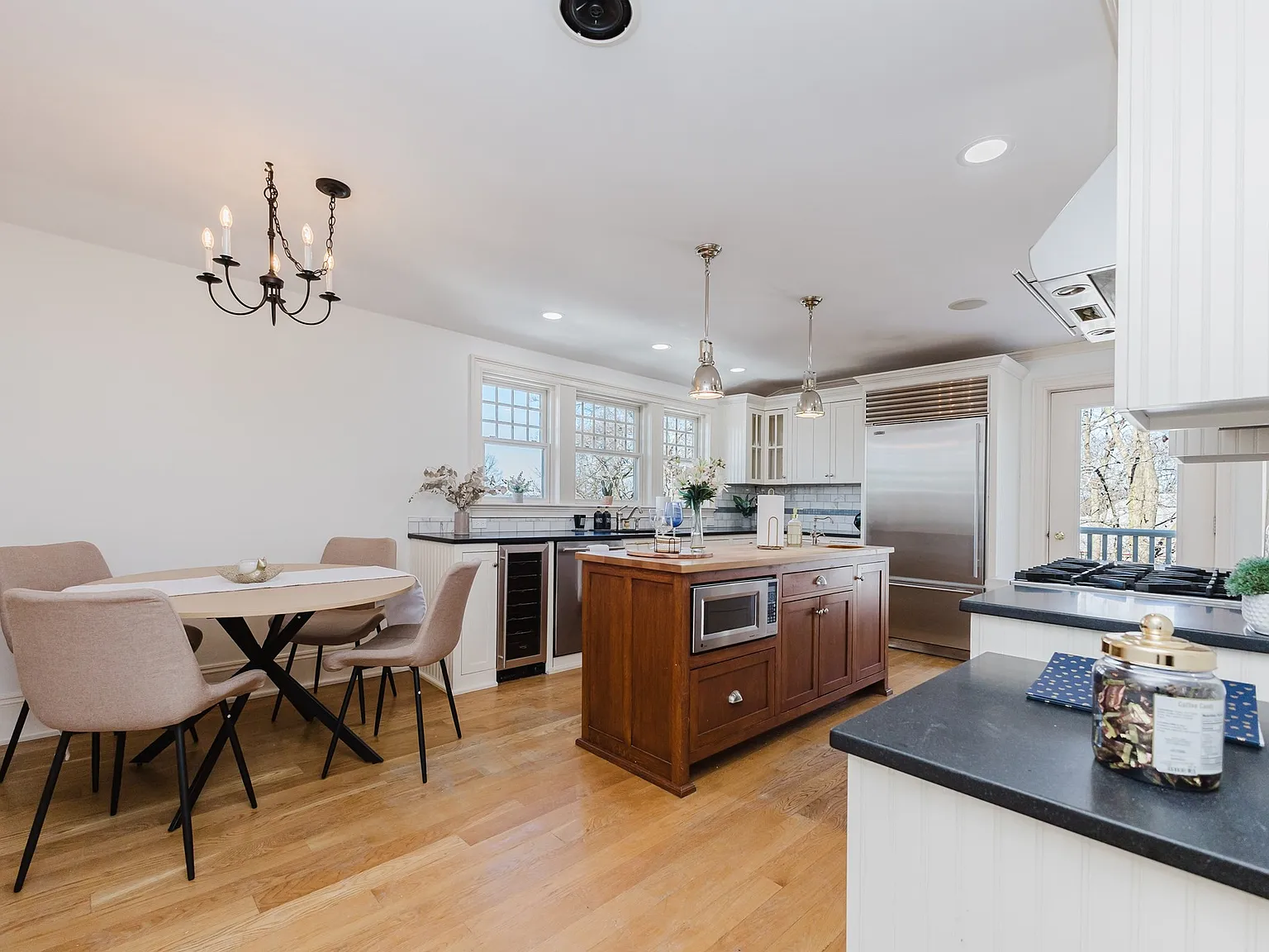 3 bed, 1.5 bath, 1489 sqft, $3,900 — Photo 3