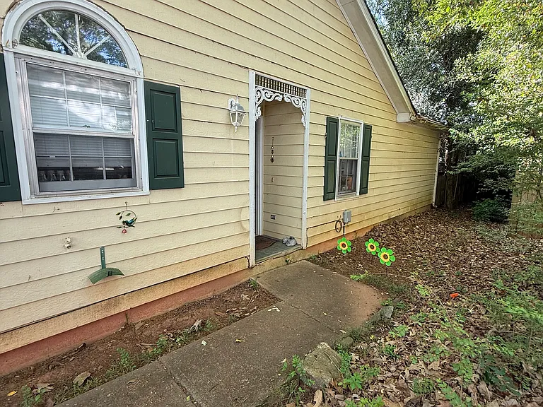 129 Sterling Dr — Photo 2