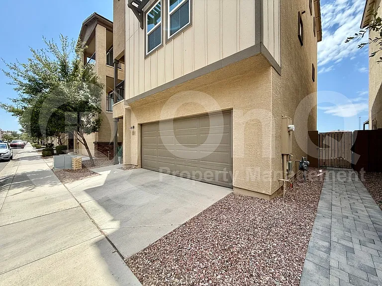 775 W Flintlock Way — Photo 3