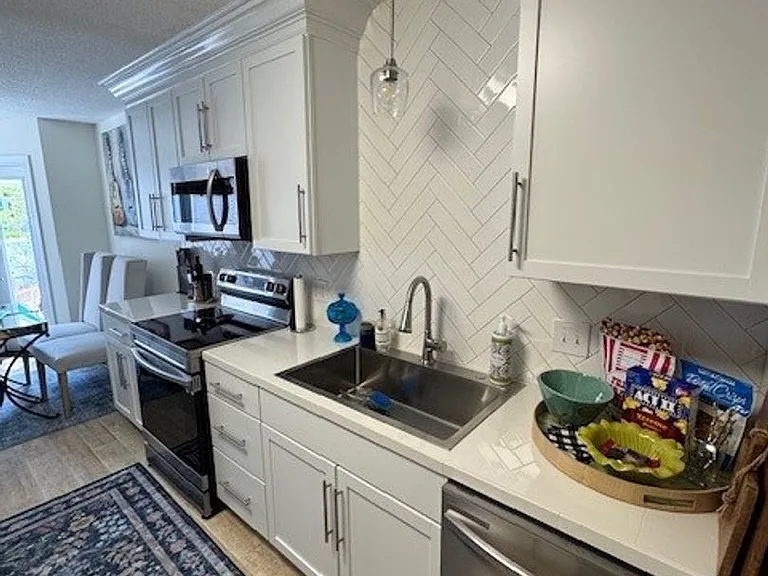 912 Newcastle St — Photo 11