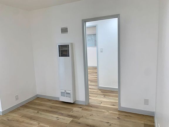 4th image of 4916 Hazeltine Ave #2