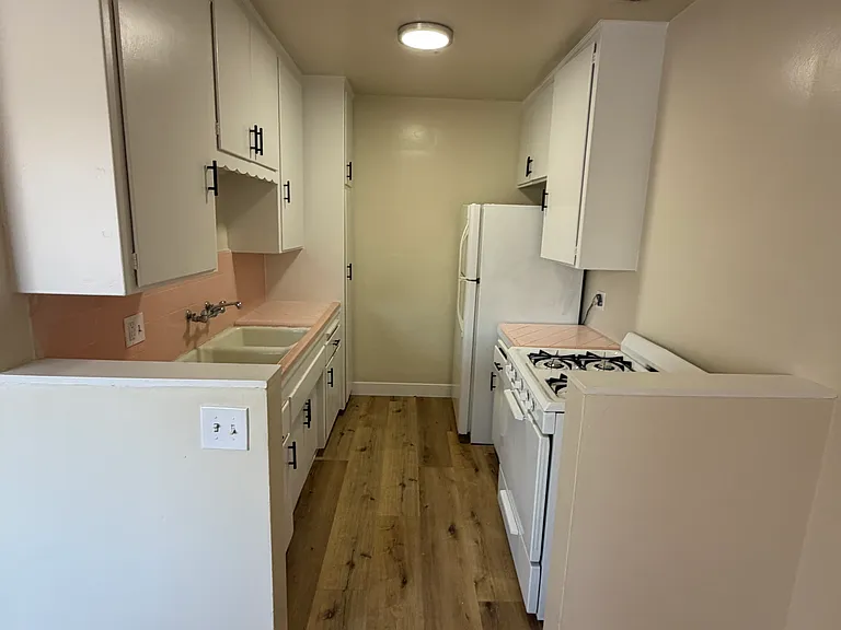 4930 Woodman Ave #10 — Photo 6