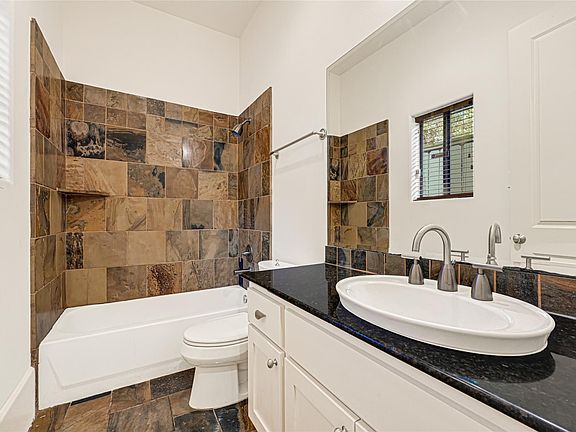 4th image of 707 Reinicke St