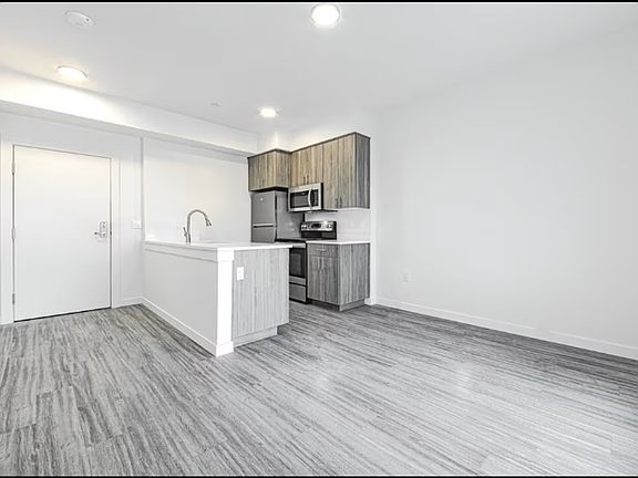4th image of 8130 SE Woodward St #307
