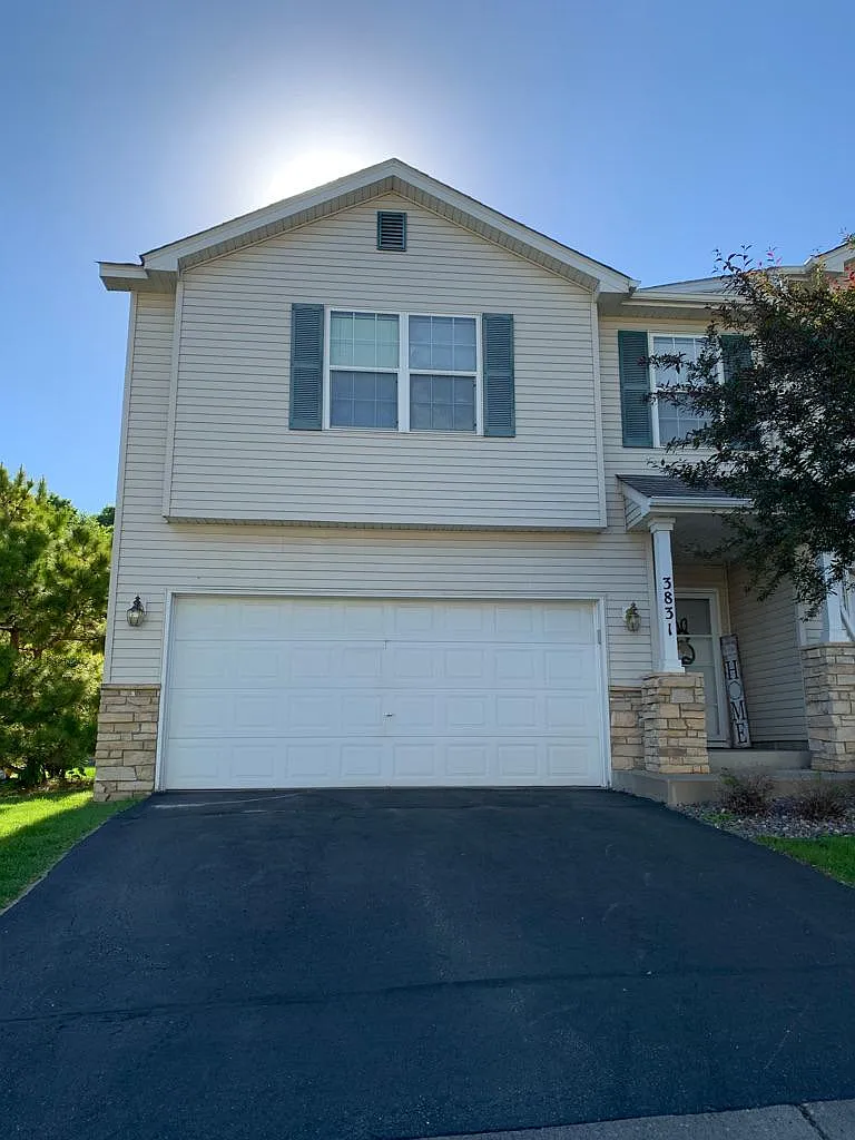 3 bed, 1715 sqft, $2,300 — Photo 1