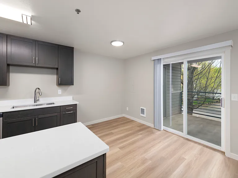 Regency Apartments — Photo 38