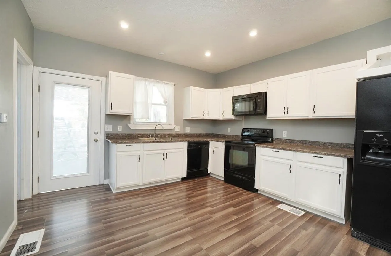 4 bed, 2.5 bath, 1622 sqft, $2,100 — Photo 4