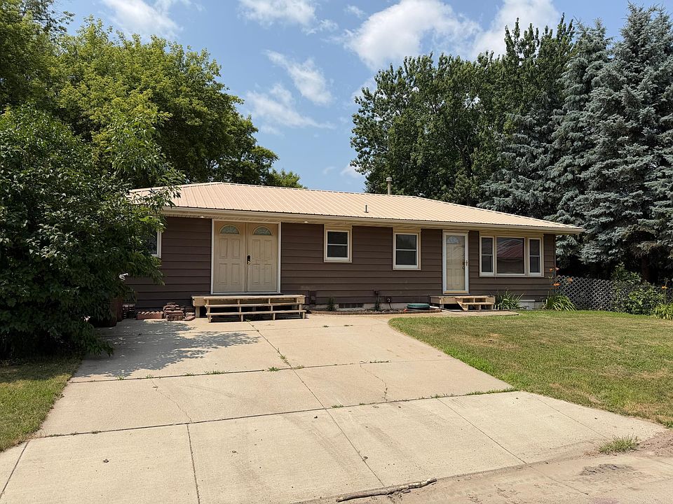 1st image of 202 Maple Ave S