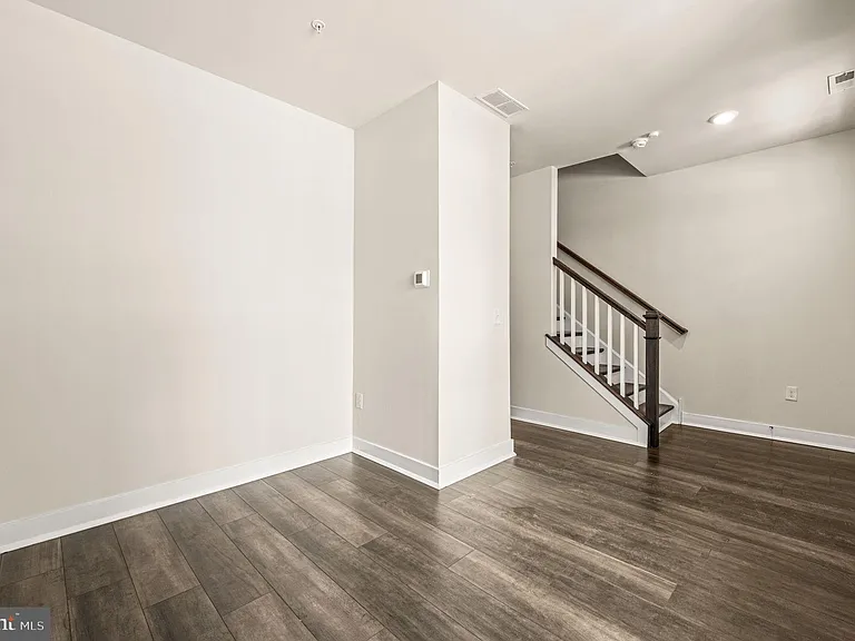 127 Gaslight Aly — Photo 4