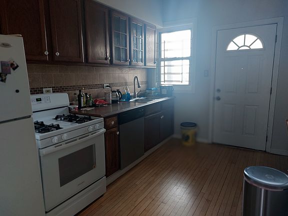 3rd image of 2556 N Hamlin Ave #2