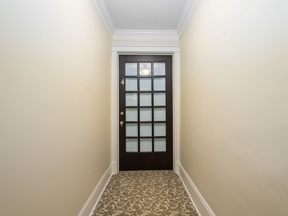 Entry to apartment 4