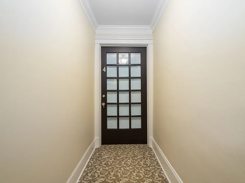 Entry to apartment 4