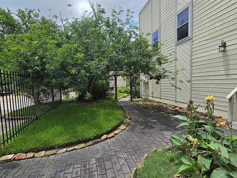 2402 Intrepid Way — Photo 10