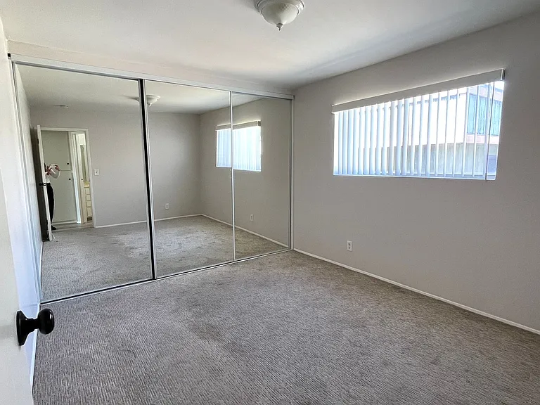 39th Apartments — Photo 13