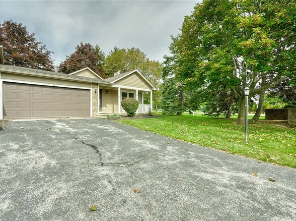 2 Thomasville Dr, Rochester, NY 14612