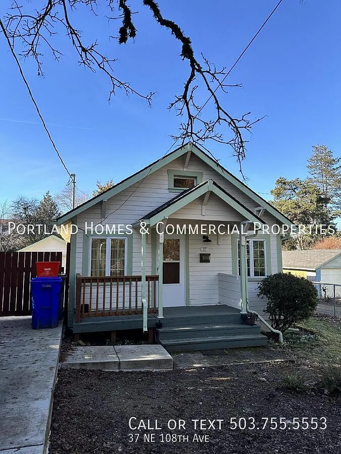 Cute 1BR 1BA Bungalow w/ Large, Fenced Backyard and AC — Photo 1