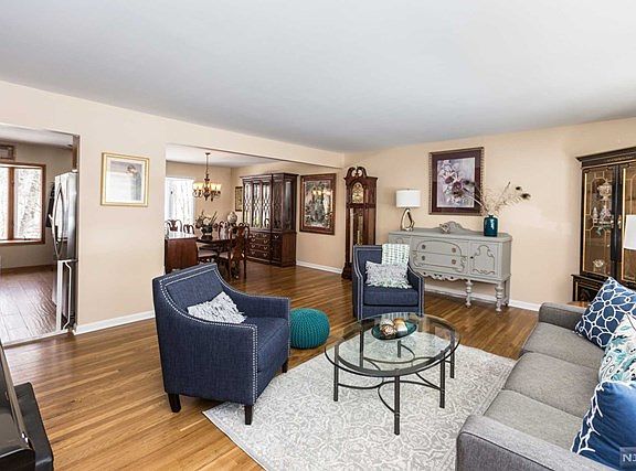 5th image of 12 Edgewood Ct