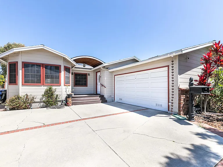 20940 Conradi Ave — Photo 1