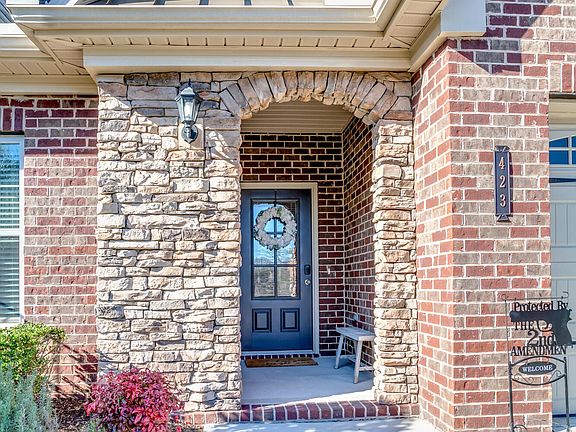 4th image of 423 Sunny Springs Ln