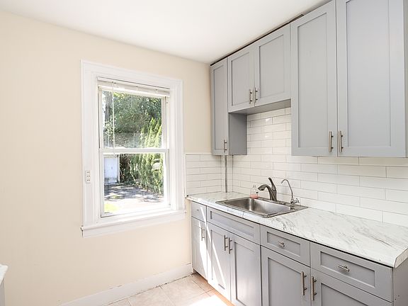 2nd image of 8 Franklin Pl #Na