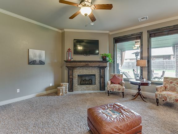 2nd image of 801 Samantha Ln