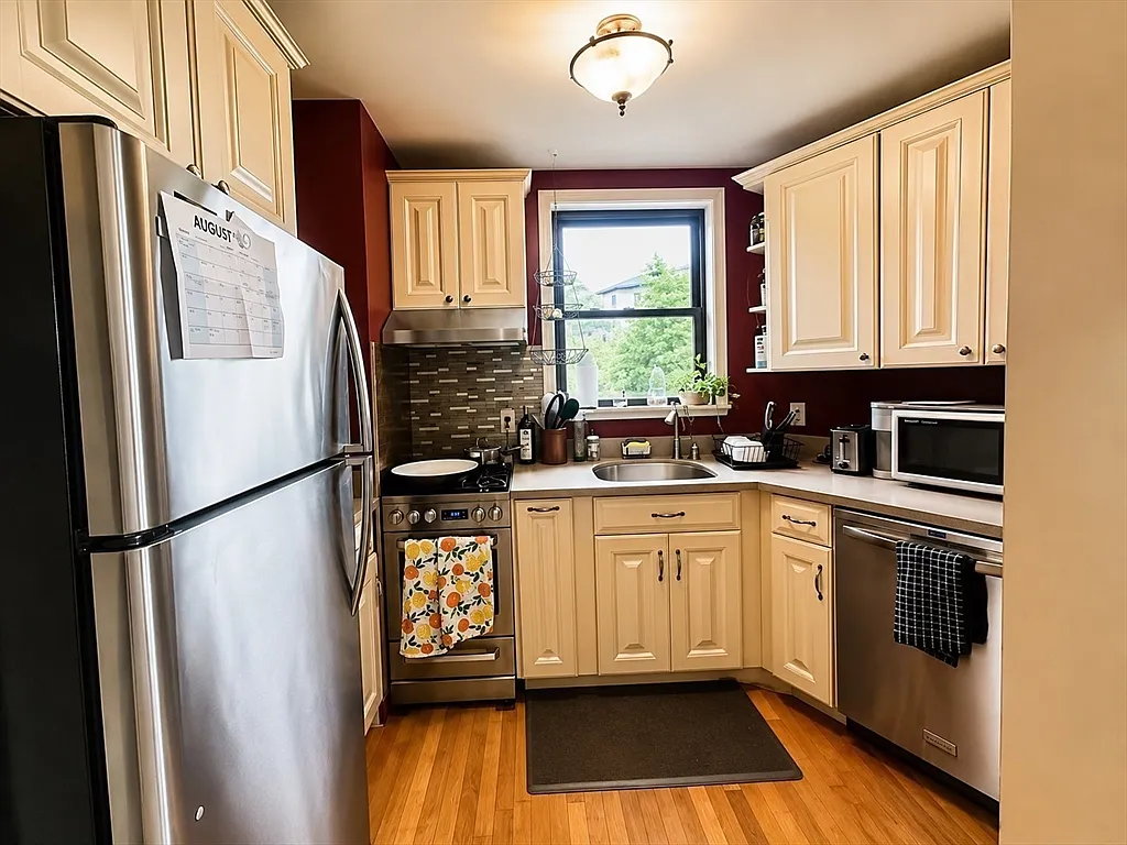 2 bed, 1.0 bath, 600 sqft, $2,450 — Photo 3