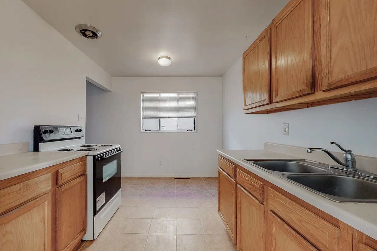 LARGE 1 Bedroom w/ Private Yard in Ridgecrest — Photo 2