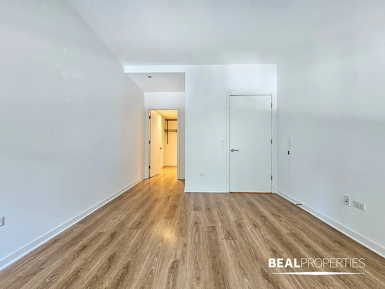 558 W Webster — Photo 56