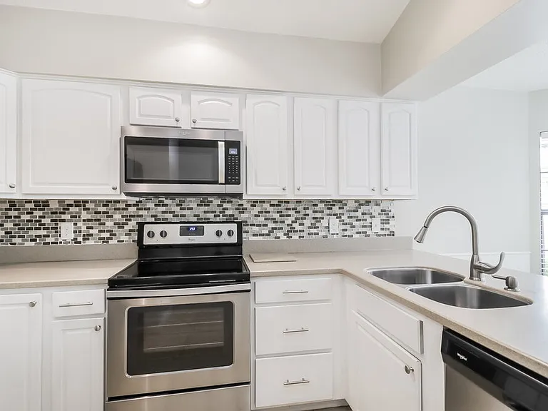 4262 Sandhurst Dr — Photo 7