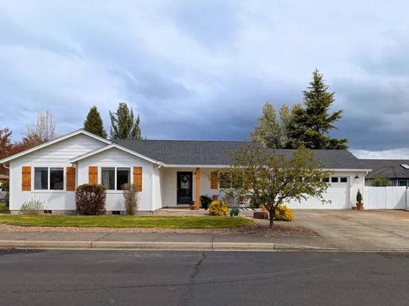 13 Raywood Ct, Eagle Pt, OR 97524