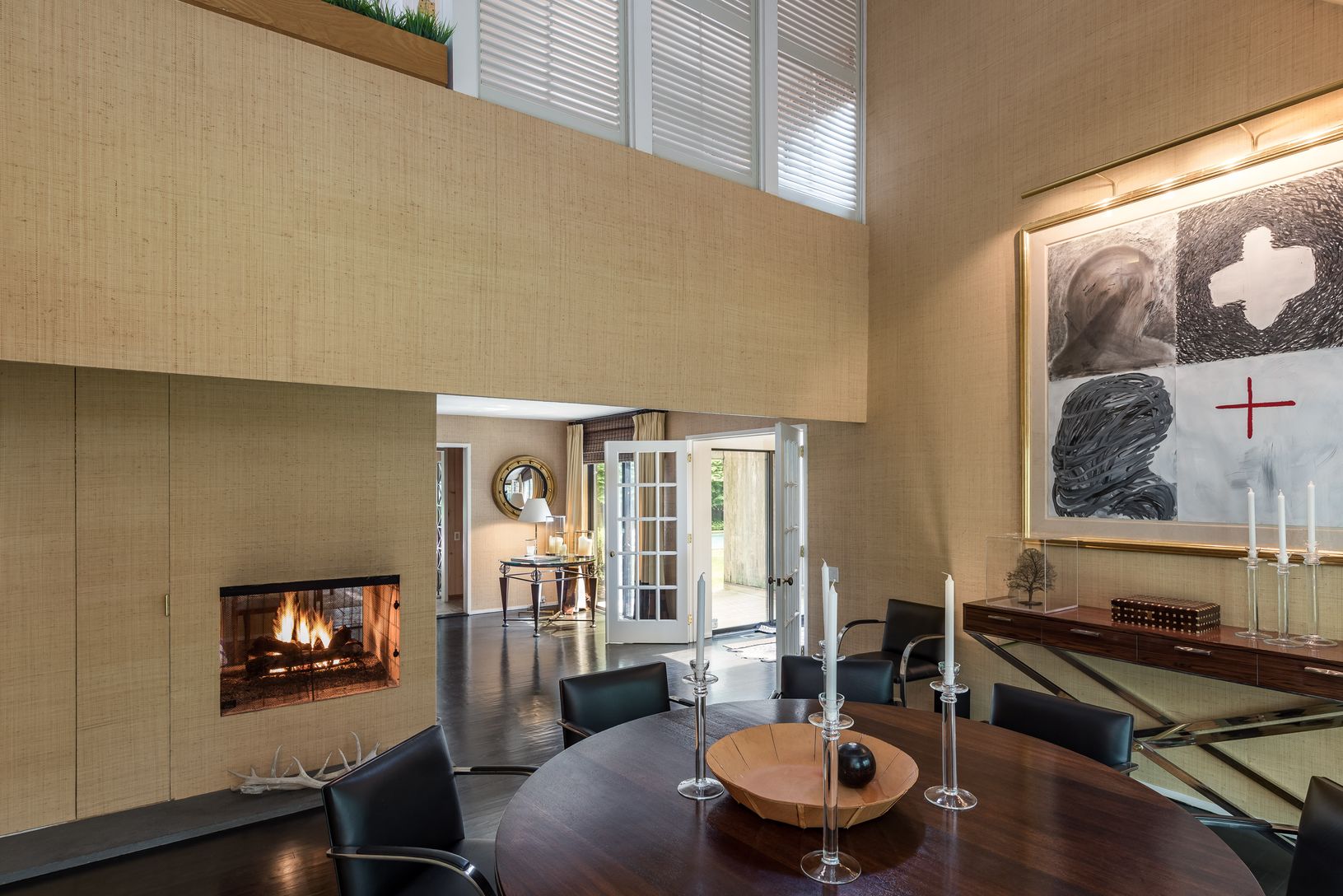  Dining area with high ceilings