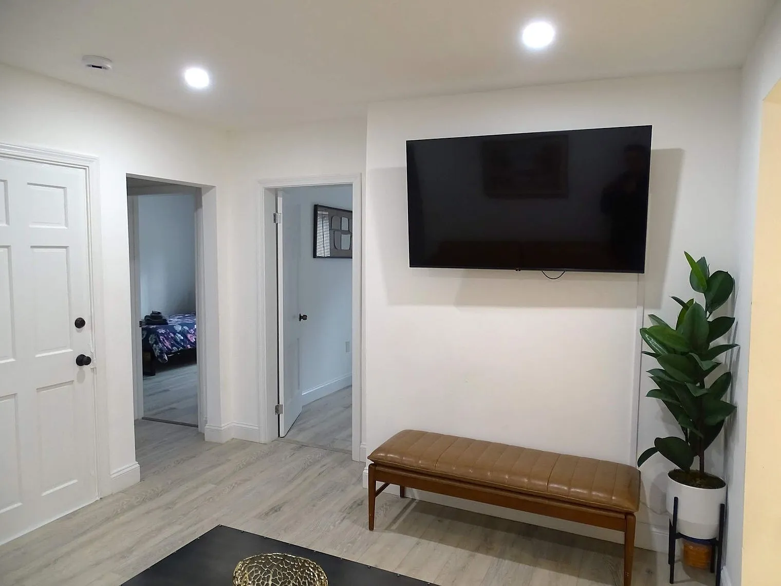 3 bed, 1.0 bath, 1097 sqft, $7,210 — Photo 2