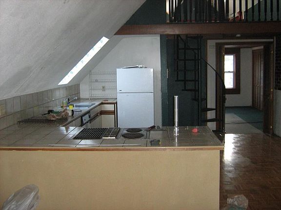 5th image of 76 Essex St