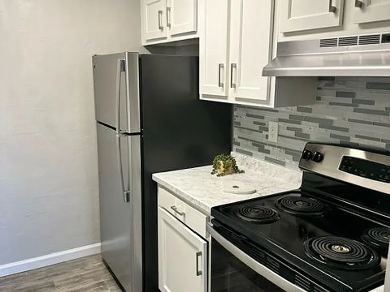 Silverado Apartments — Photo 23