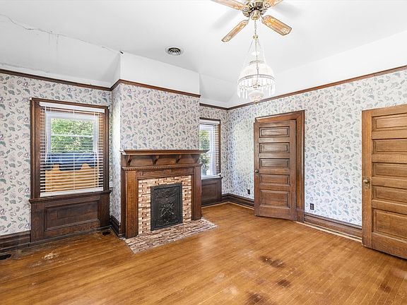 39th image of 315 E Main St
