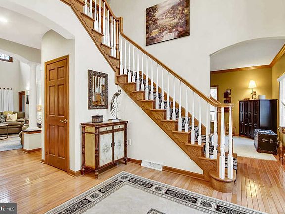 5th image of 380 Thornhill Dr