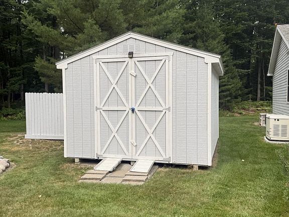 3rd image of 7487 Lakewood Dr