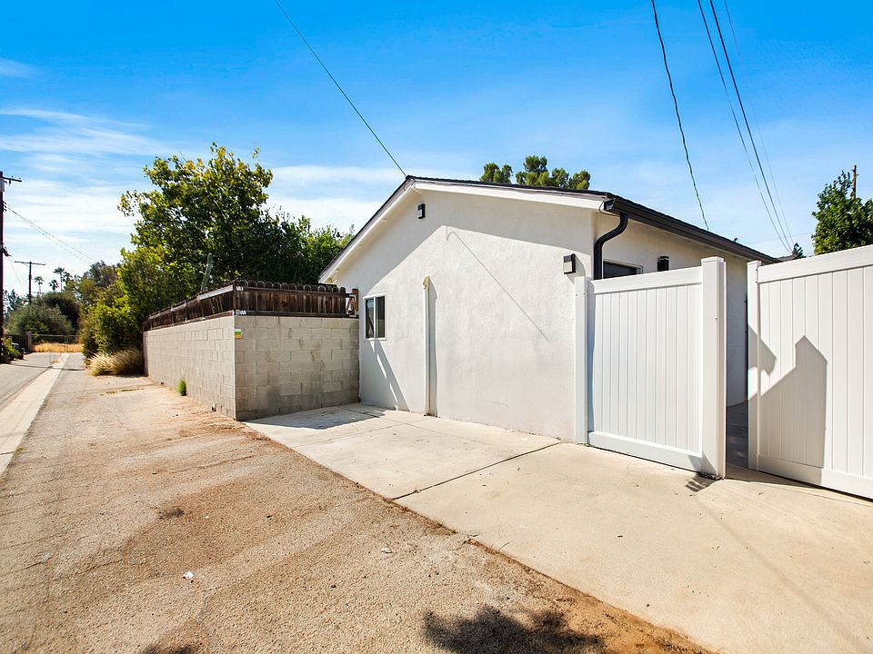 Private access to apartment through the alley and a dedicated parking spot.