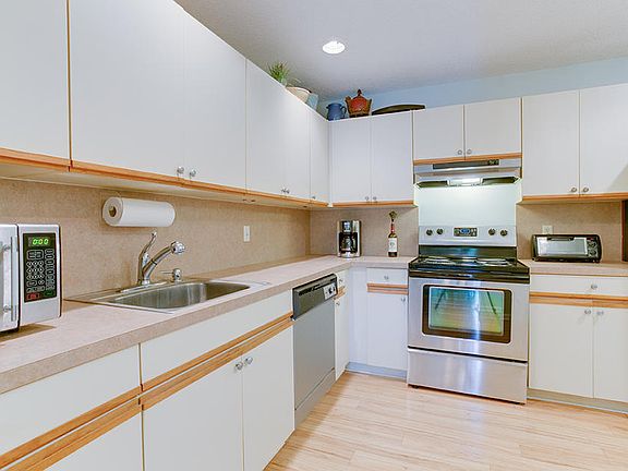 03_kitchen_21 Lexington Lane W #C