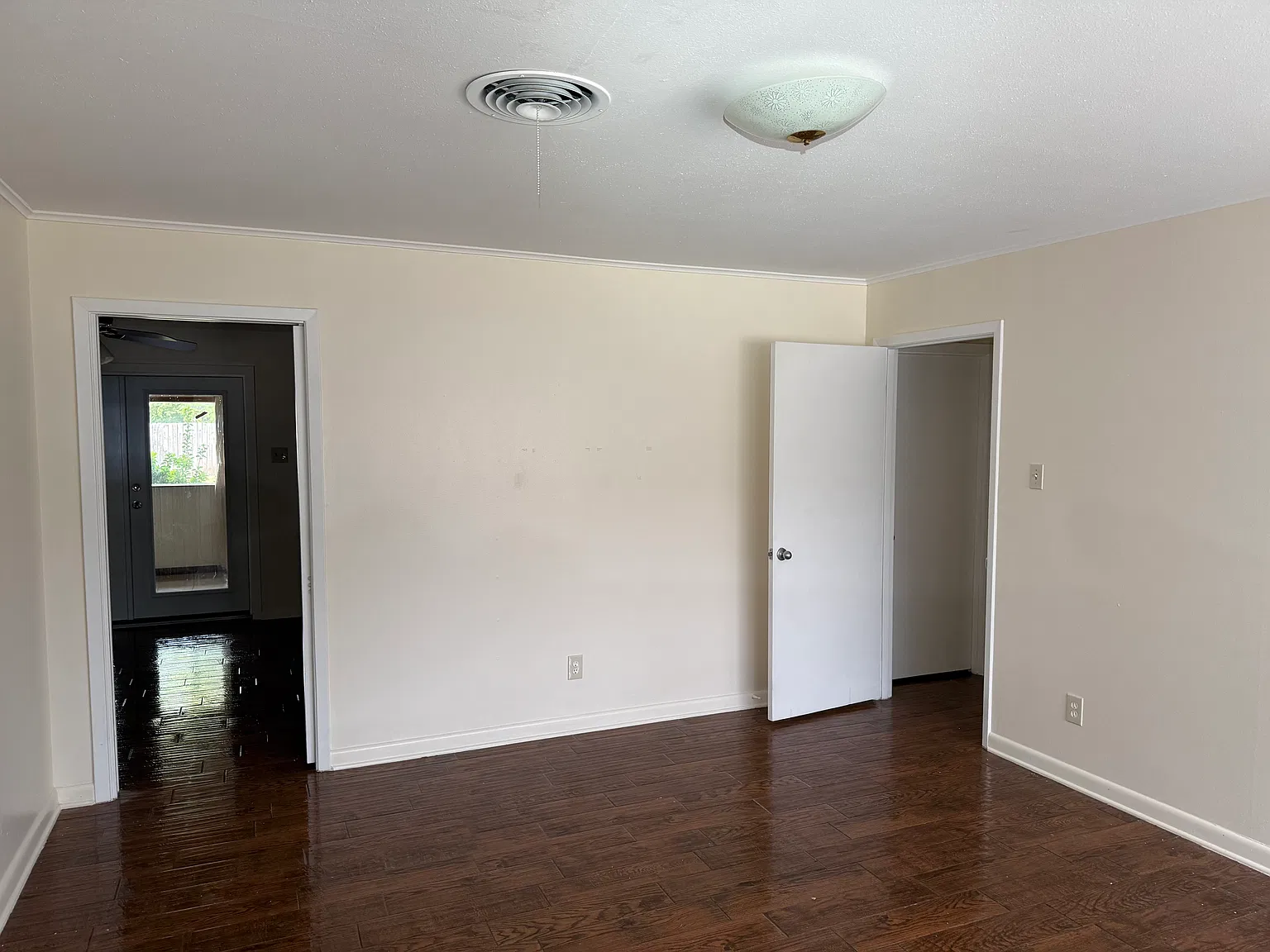 3 bed, 2322 sqft, $1,300 — Photo 1