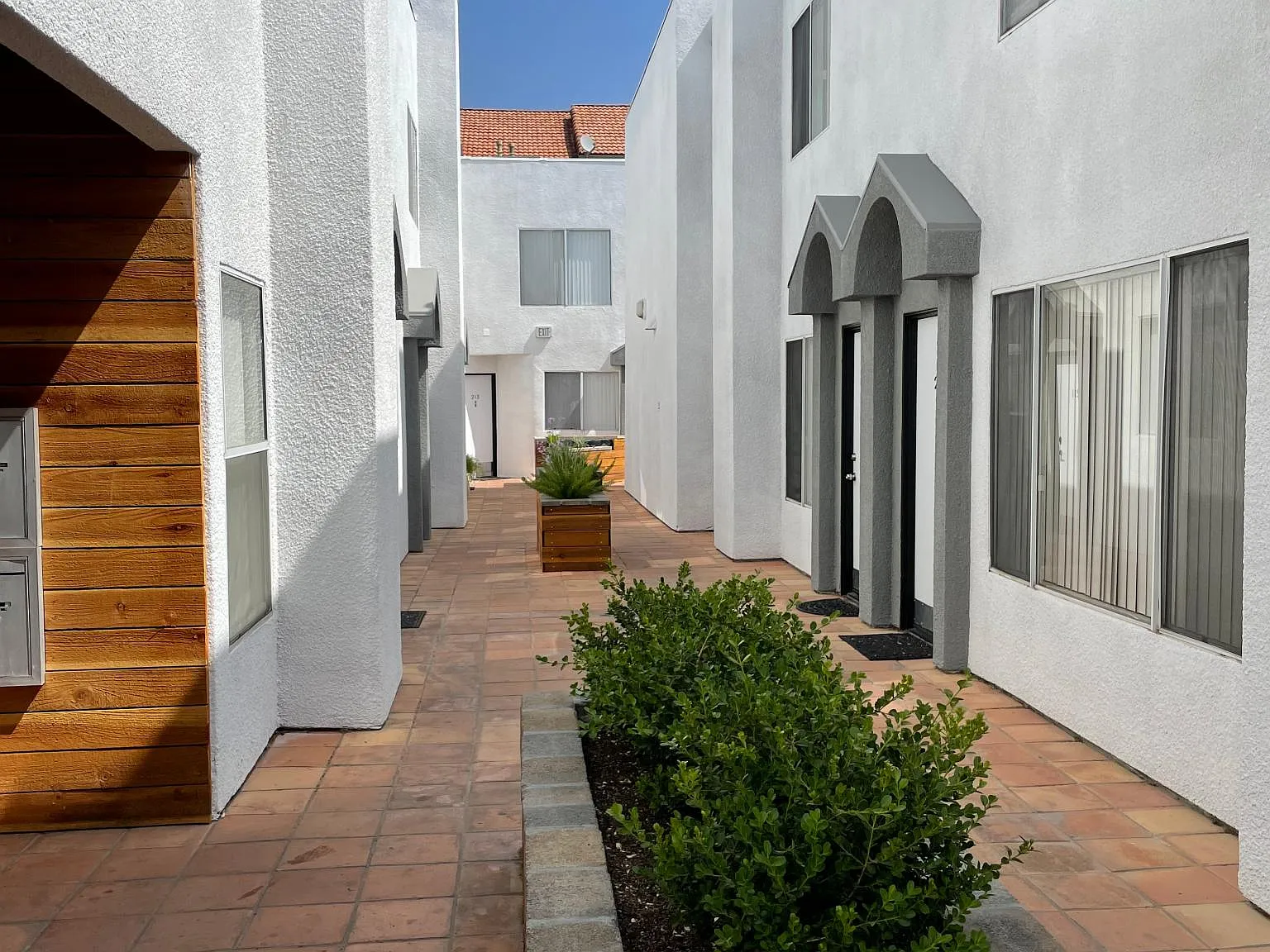 Chateau Canoga Apartments — Photo 3