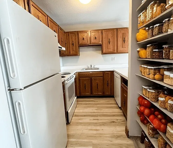 36 Old Pepperidge Ln — Photo 2