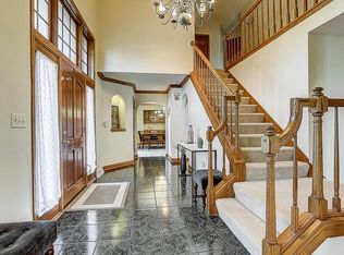 13985 W Linfield Dr, New Berlin, WI 53151