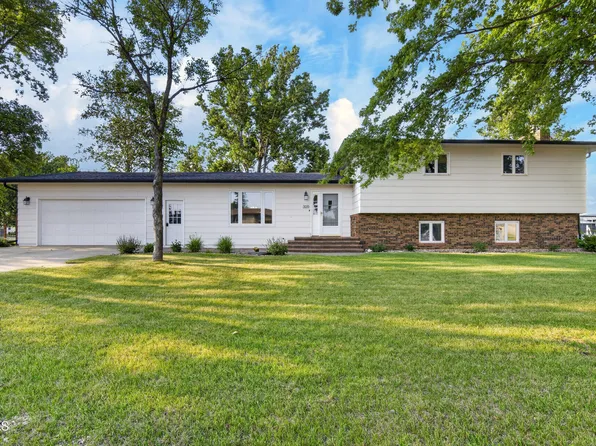 309 17th St NE, Jamestown, ND 58401